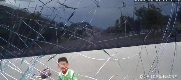新澳2025资料最新大全和送孙子上学被撞身亡与奶奶送孙子上学遇车祸